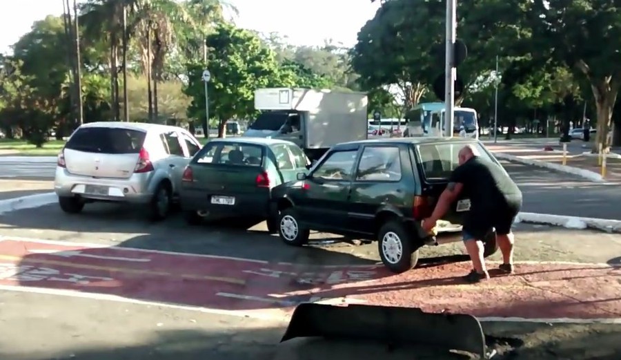 力は正義 歩道に駐車する車を筋肉で動かす マッチョでクールなおじさん 思わずwow ワウゲームニュース