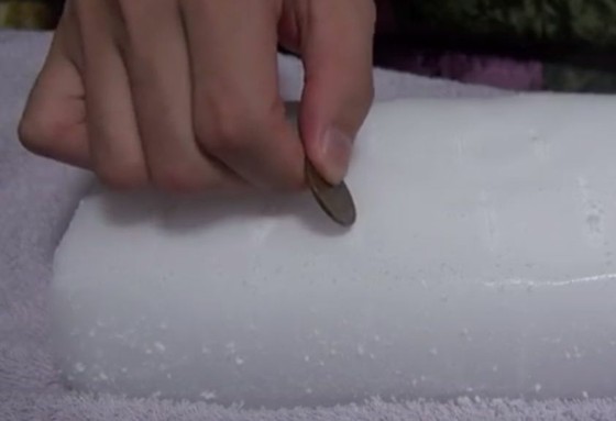 ドライアイスにコインをさしておもしろい動きをみよう 思わずwow ワウゲームニュース