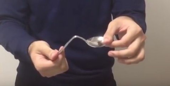 スプーン曲げ